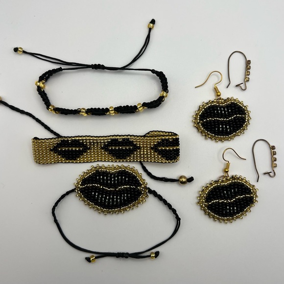 Black & Gold Glam Beaded Lips Bracelet set with Matching Earrings - Picture 7 of 9